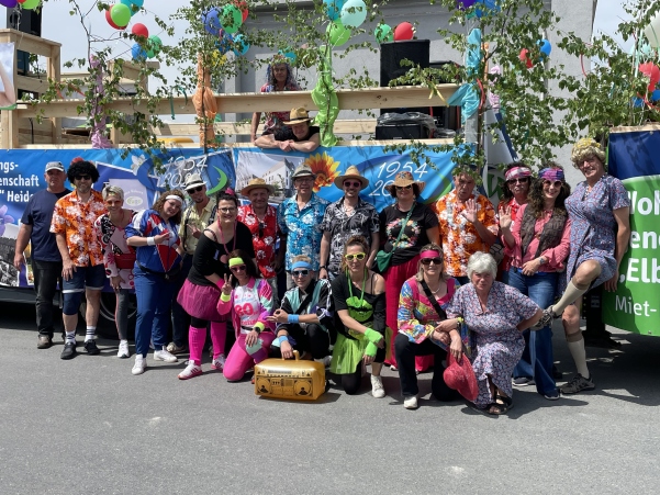 Gruppenbild vor dem Festwagen der WGE